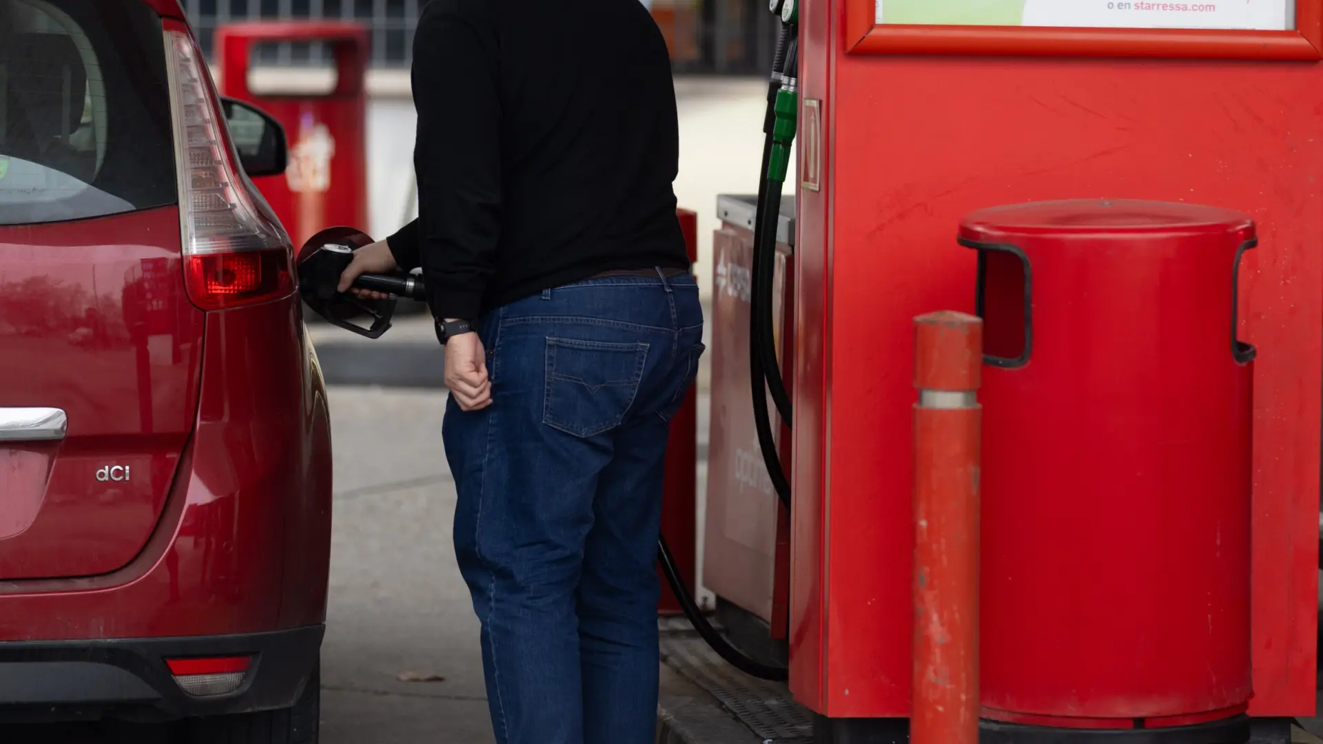 Repostar en las gasolineras más baratas permite ahorrar hasta 300 euros al año, según la OCU