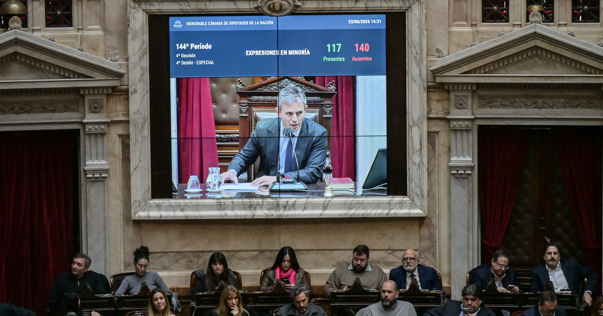 Milei consiguió retrasar la avanzada en el Congreso contra Adorni
