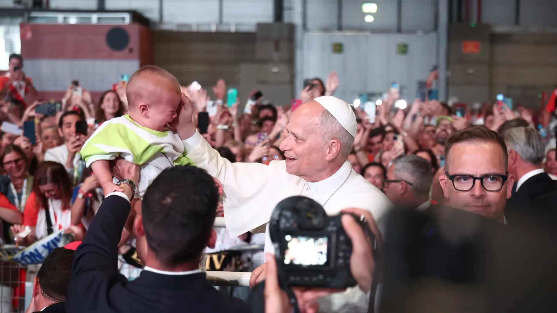 Una marea naranja de 18.000 voluntarios despide al Papa León XIV en Ifema: "Hasta os habéis pedido días libres en el trabajo"