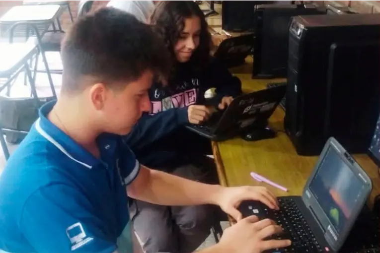 "Se sienten útiles": estudiantes de escuela técnica también repararán estufas para primarias y jardines