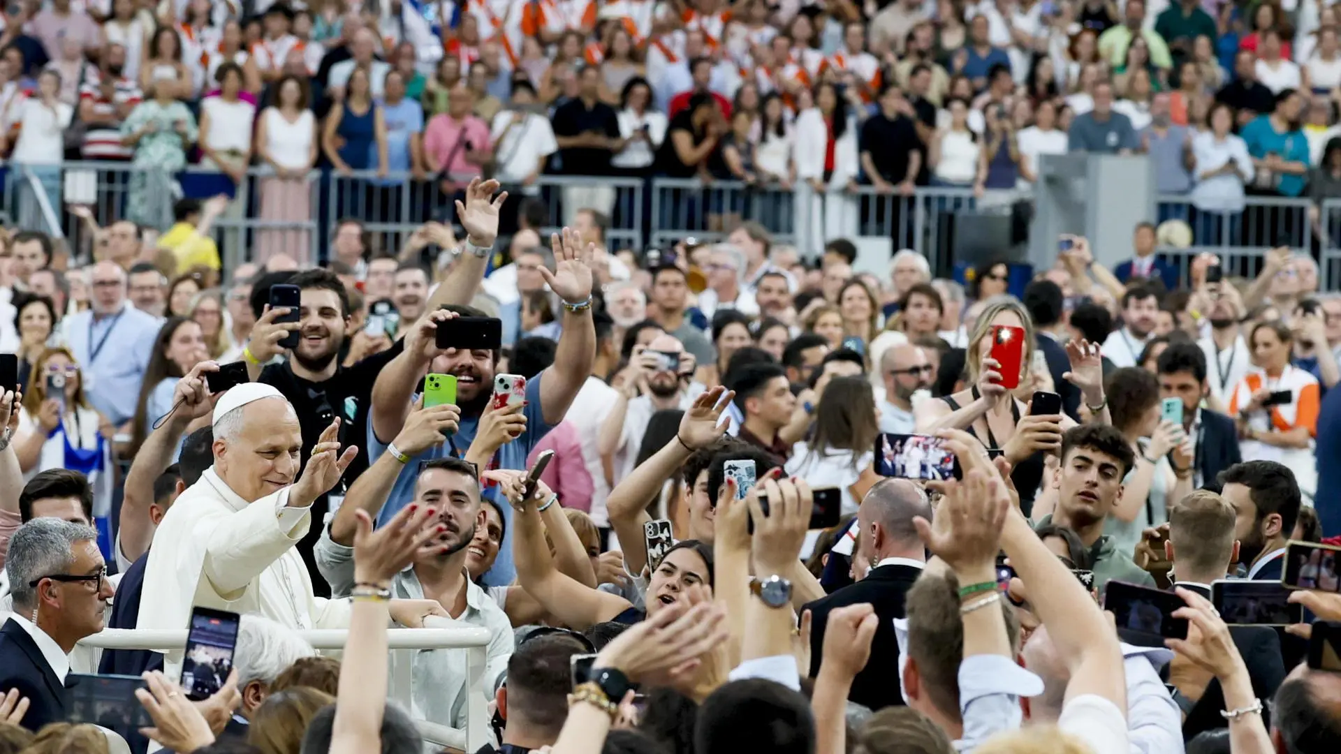 El Bernabéu aclama al Papa en su encuentro con los fieles de Madrid: "En la pluralidad existe la posibilidad de edificar juntos"