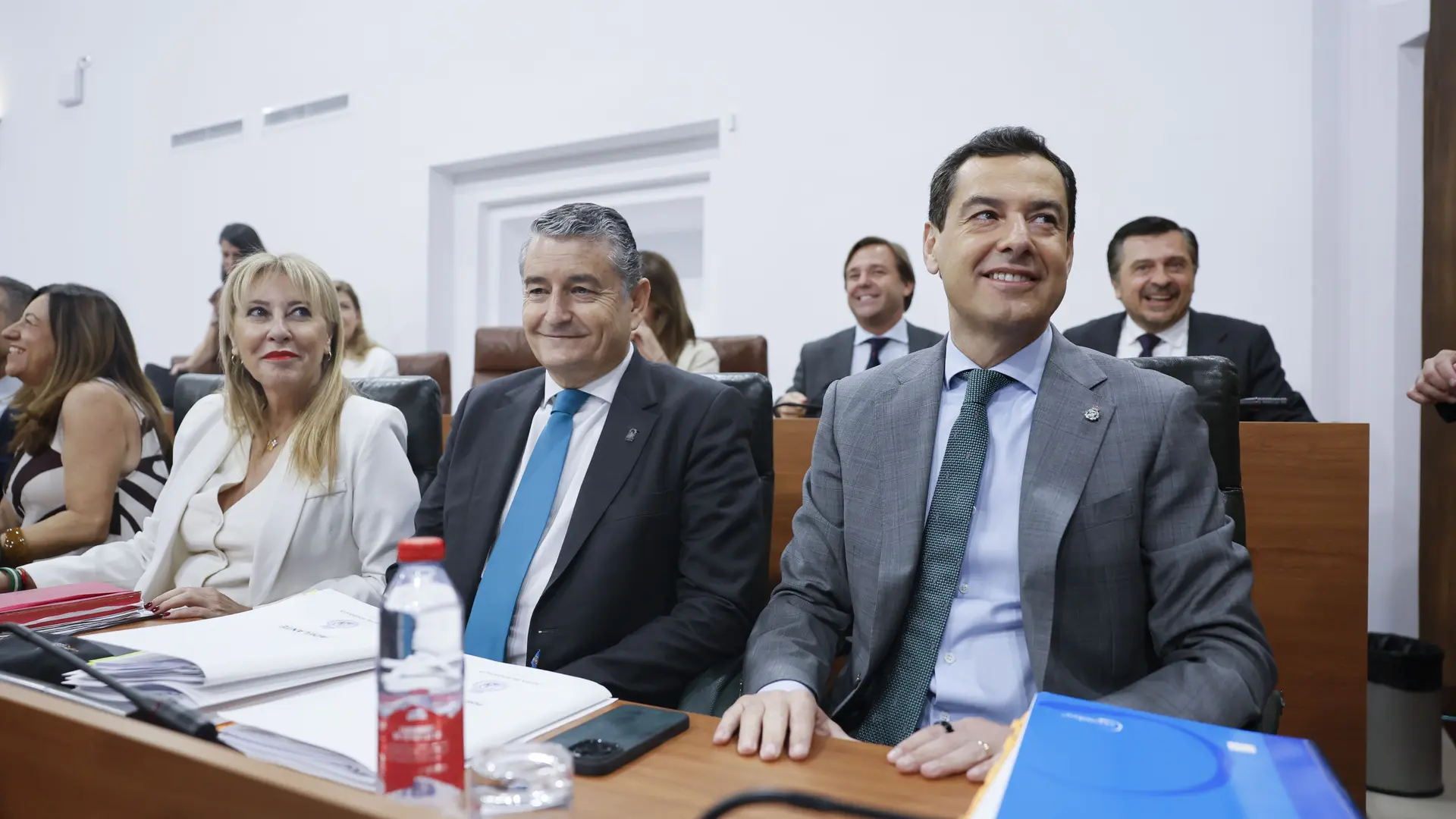 Moreno se enfrenta esta tarde en Andalucía a una primera votación para su investidura que se prevé fallida