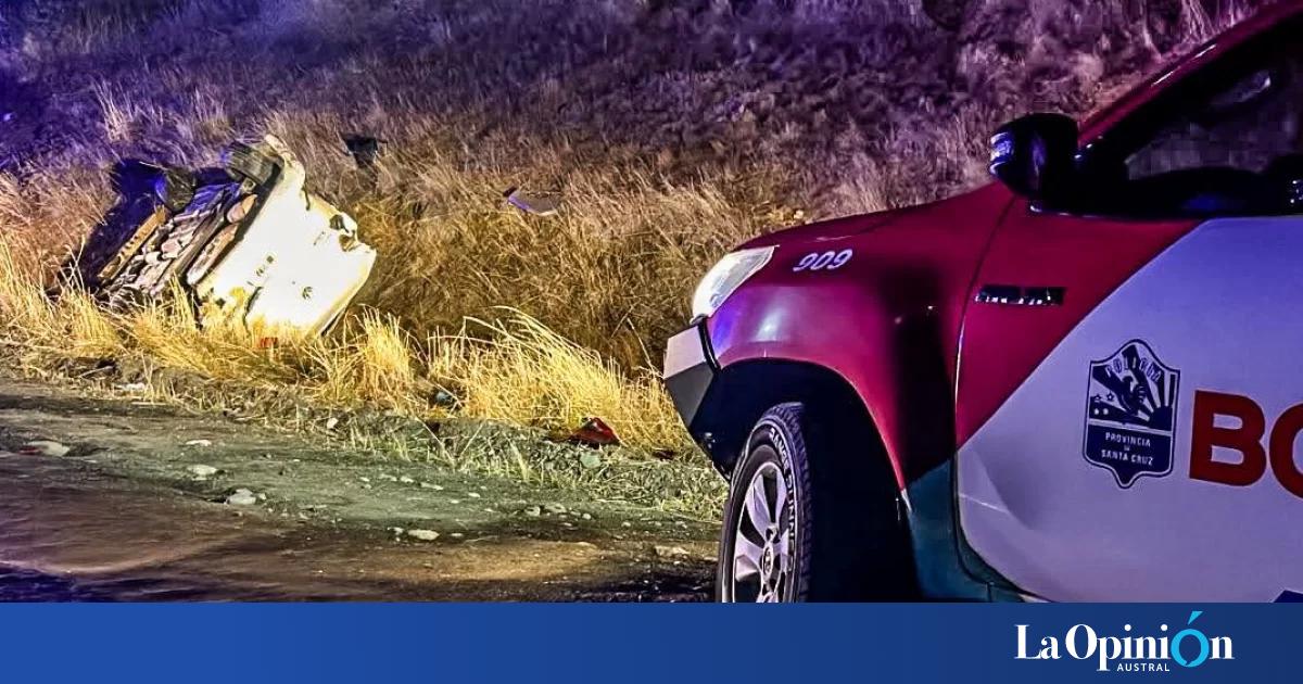 Un auto volcó en cercanías de 28 de Noviembre: los ocupantes fueron trasladados al hospital