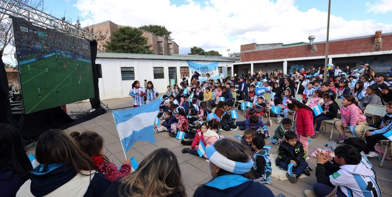Más de 500 personas alentaron a la Selección en una Fan Fest escolar de barrio Los Troncos