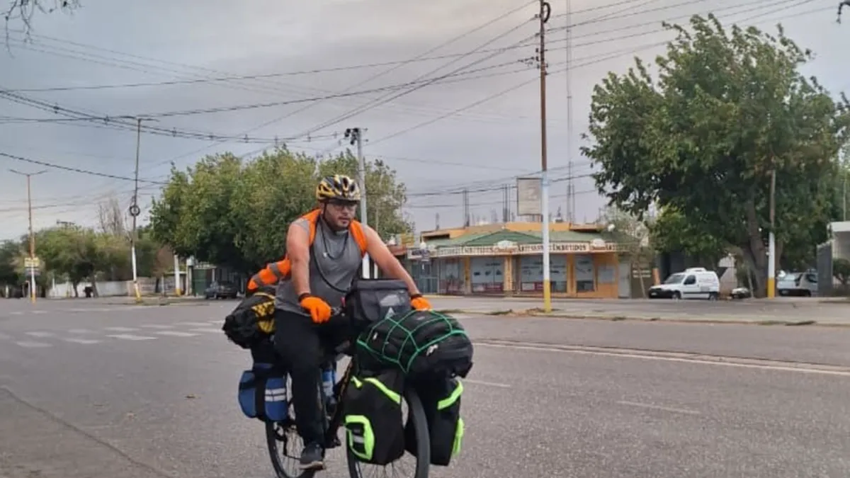 La travesía impensada de un sanjuanino: dejó las aulas, cargó su casa en una bicicleta y se adentró a la aventura de una vida distinta