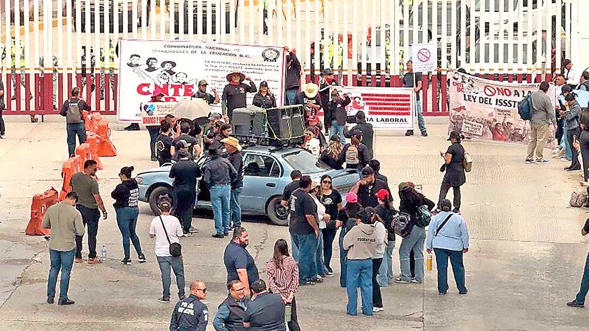 CNTE bloquea garita más transitada del mundo