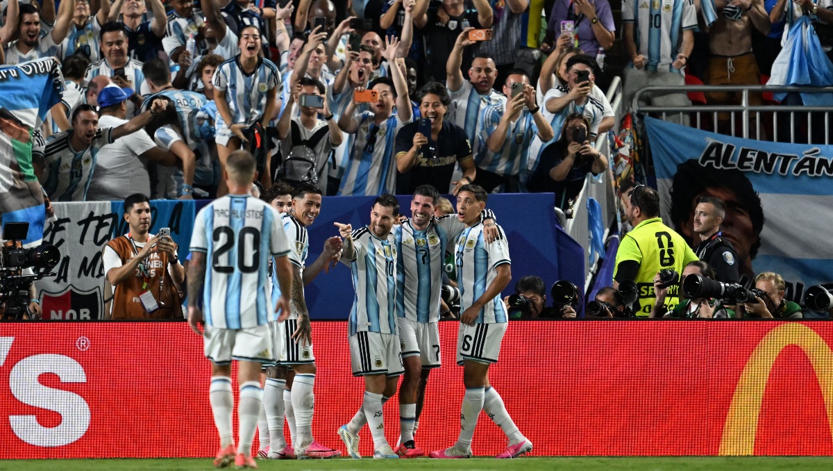 Argentina golea a Argelia con 'hat trick' de Messi
