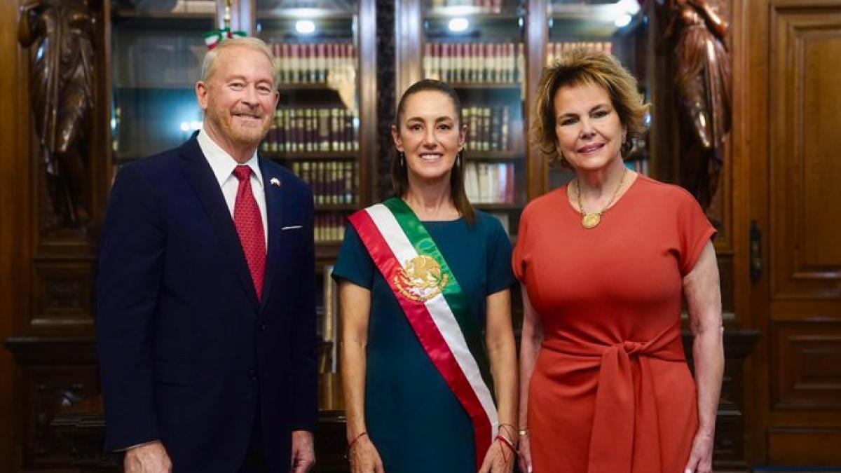 Embajador de EU, Ronald Johnson, felicita a Sheinbaum por su cumpleaños 64