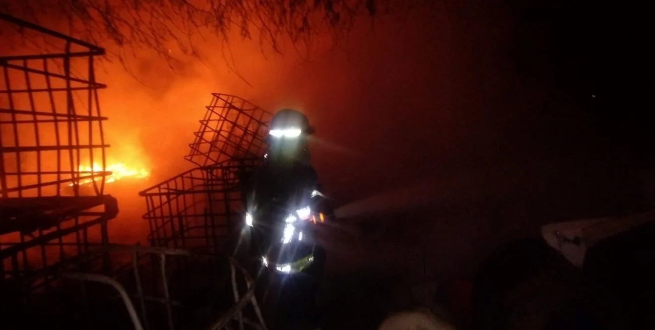 Voraz incendio en una planta de reciclado de plásticos en Santa Fe