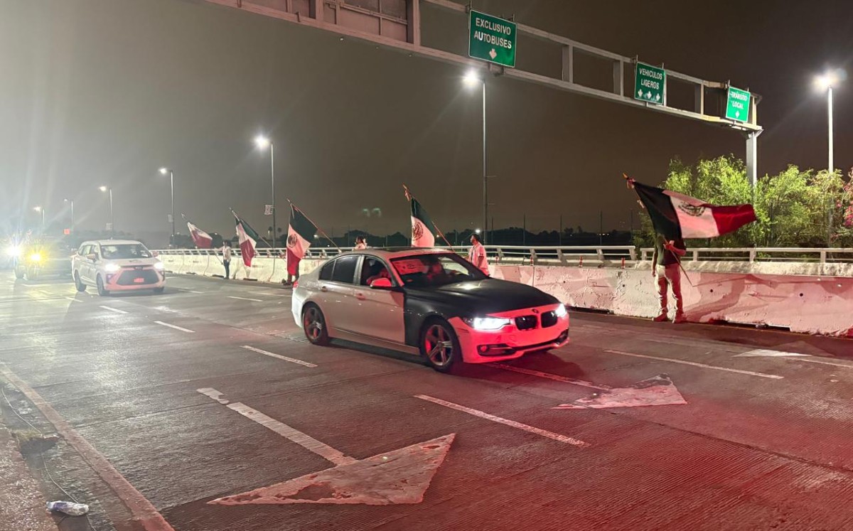 Paisanos cruzan por Nuevo Laredo en caravana por vacaciones de verano