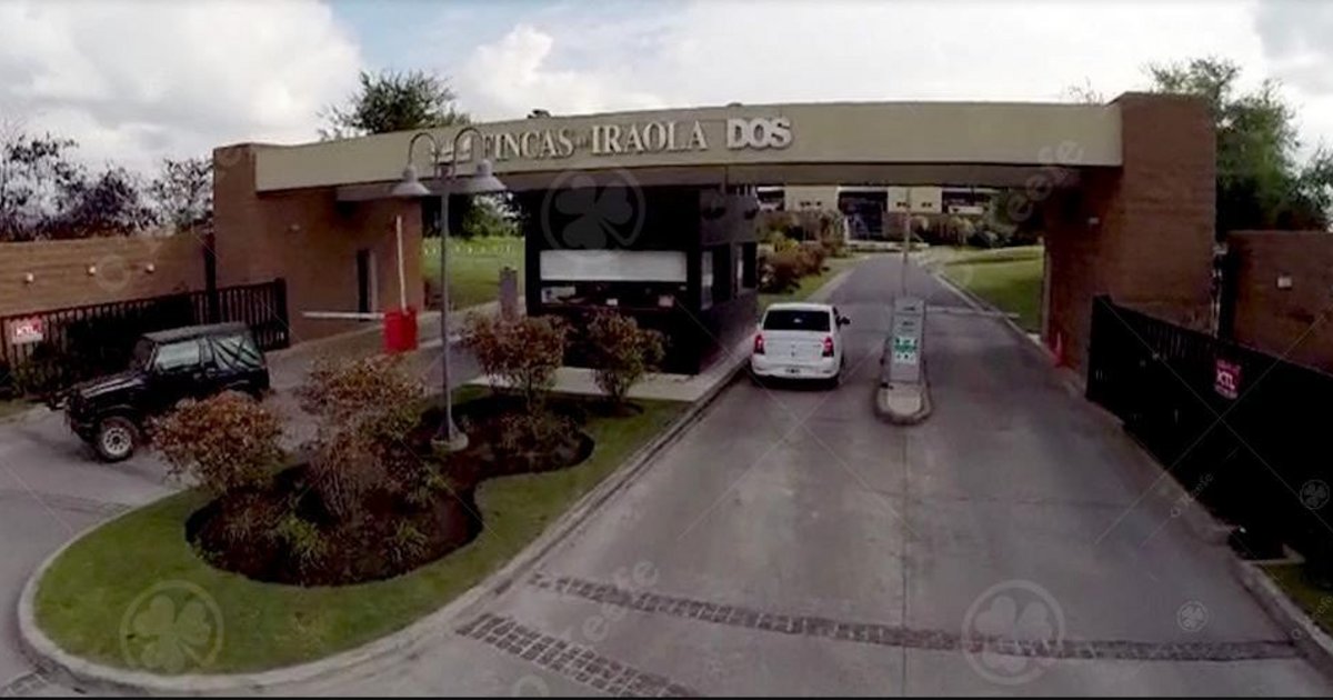 Pegaron carteles frente a la casa de la madre y Adorni decidió mudarla