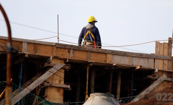 Lo multaron por construir sin autorización y le pararon la obra