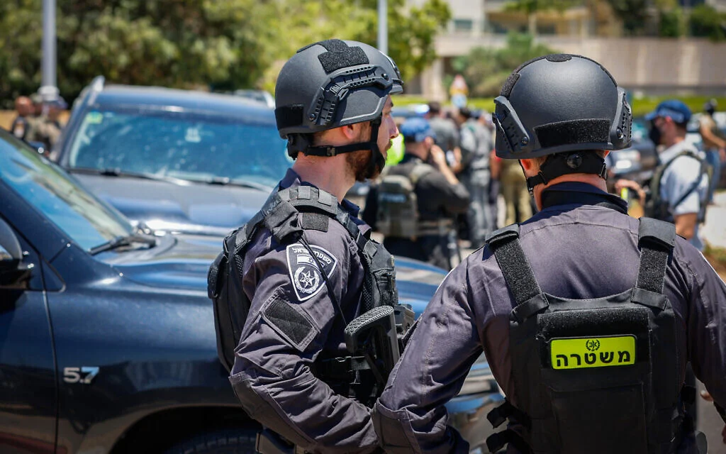 Terrorist kills one, wounds five in central Israel shooting spree