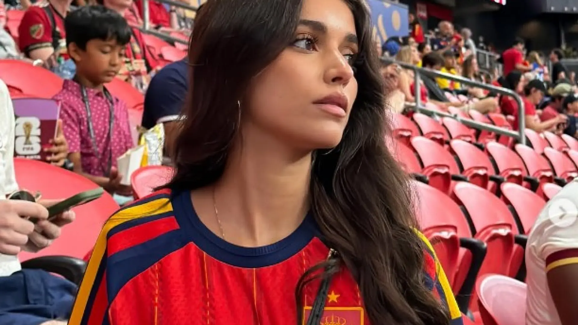 Inés García, vestida de España, fan número uno de Lamine Yamal en el estadio: "¡Vamos, mi amor!"
