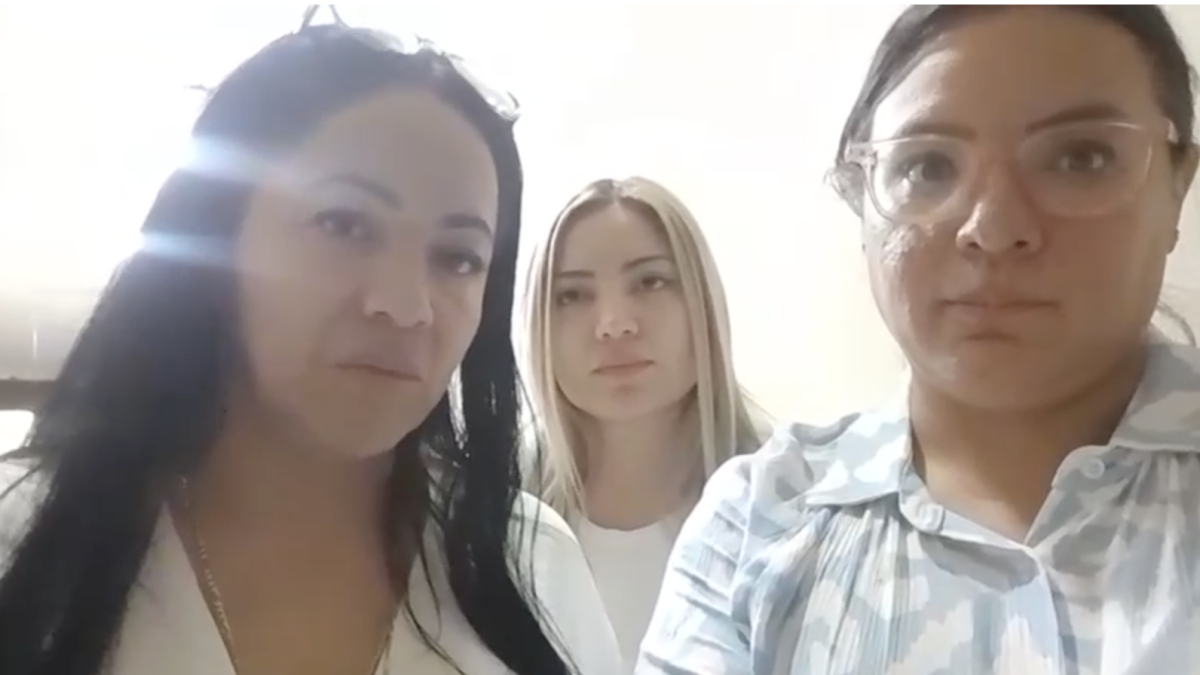 Defensores de presunto feminicida retienen a personas en el penal de Chiconautla