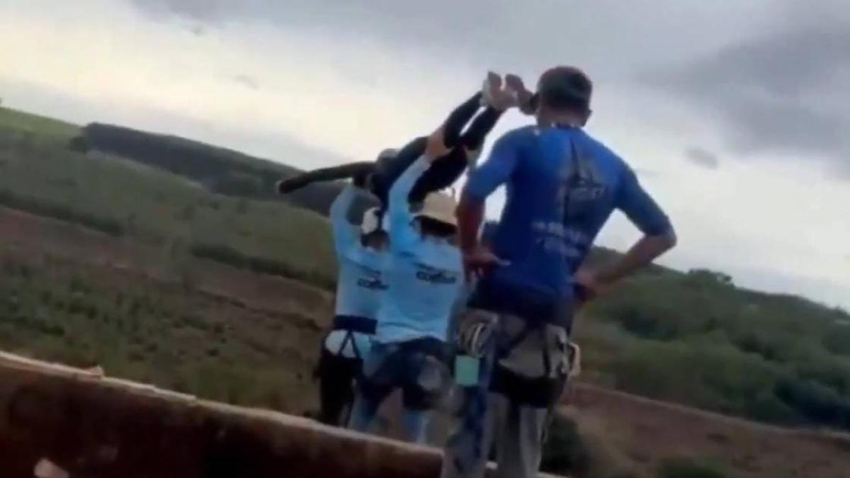 Joven muere tras ser lanzada sin cuerda de seguridad desde un puente en Brasil