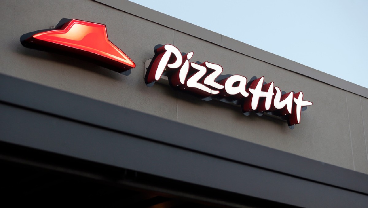 Pizza Hut sale a la venta por miles de 2 mil 700 millones de dólares