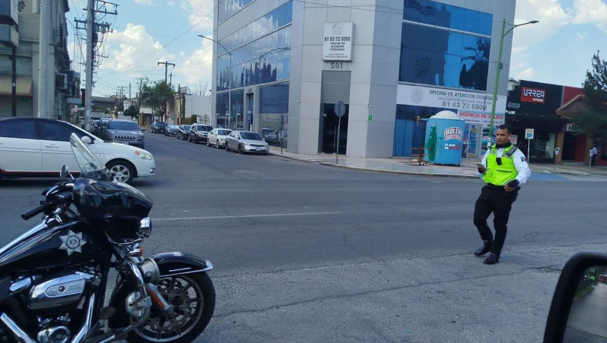 Semáforos fallan en Centro de Monterrey por falta de luz