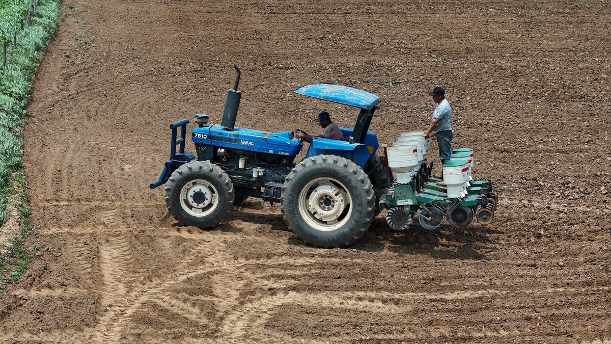 Muere jornalero por quemaduras al incendiarse tractor en Durango