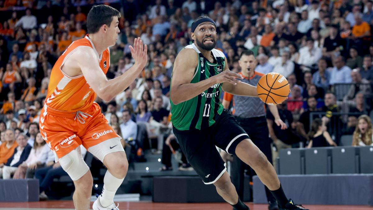 Un sublime Valencia exprime al Asisa Joventut y le deja contra las cuerdas