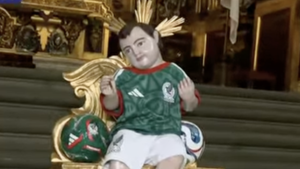 Fe mundialista: Catedral Metropolitana viste al Niño Dios con el uniforme de la Selección Mexicana