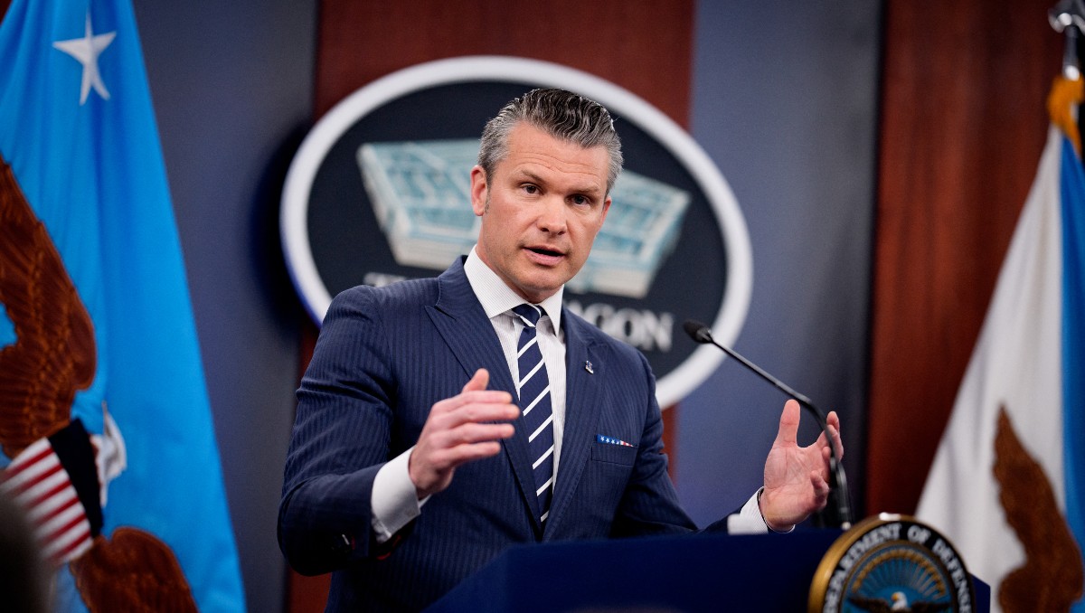 Pete Hegseth acusa una "invasión" migratoria en Europa