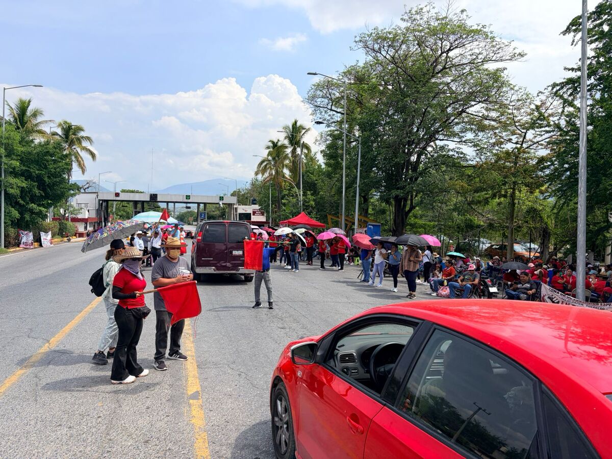 Trabajadores de la CETEG mantienen movilizaciones en Guerrero