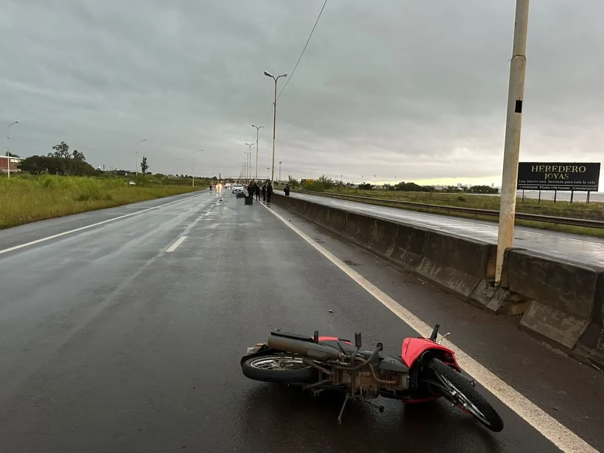 Tragedia vial en el Acceso Sur: dos jóvenes fallecieron tras el despiste de una moto