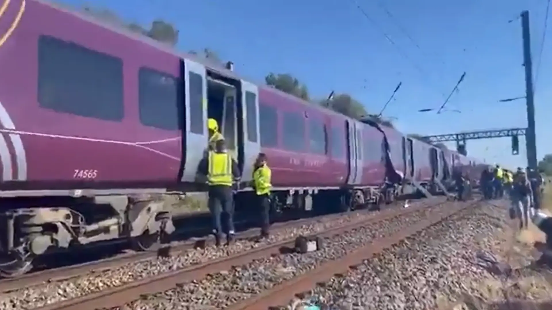 Chocan dos trenes cerca de la ciudad inglesa de Bedford