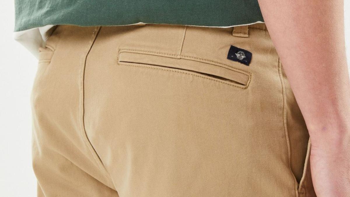 Pantalones Dockers a precio de outlet: los más cómodos, versátiles y transpirables para lucir en verano con hasta el 59% de descuento