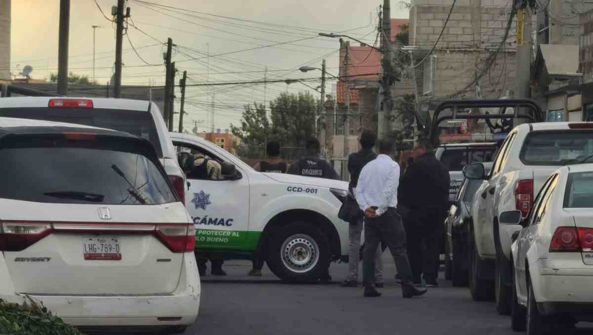 Hombre tiene como rehenes a personas dentro de domicilio en Técamac