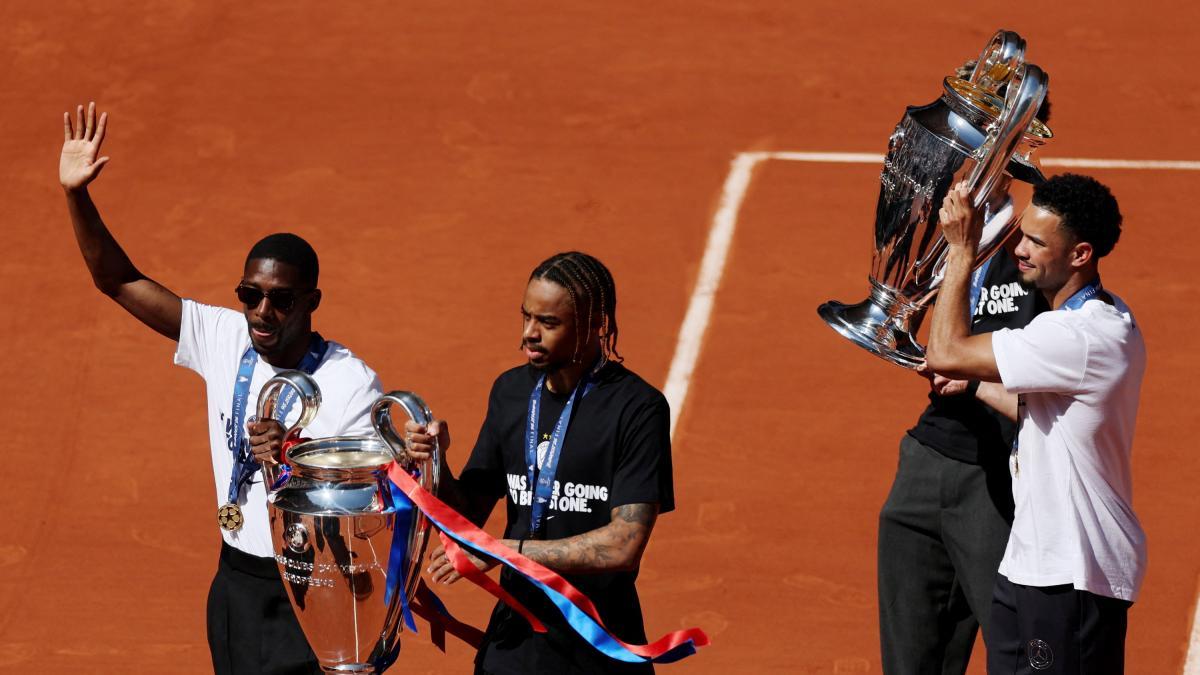 PSG aparece en Roland Garros con el trofeo de la Champions y roba reflectores