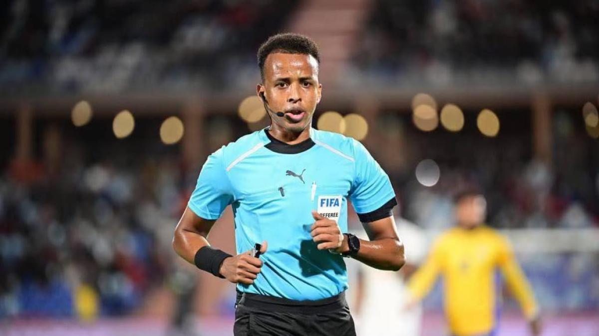 Omar Artan, el árbitro vetado del Mundial 2026 cobrará el salario completo