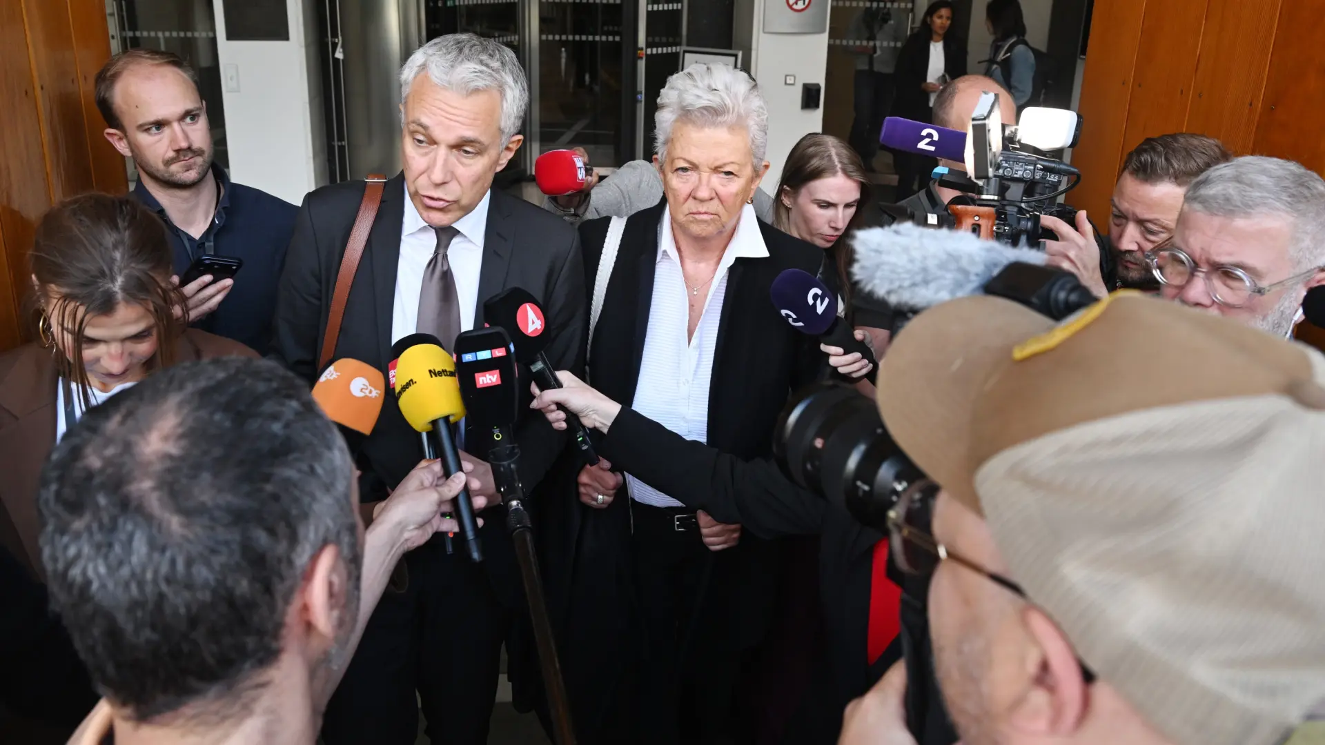 Marius Borg deja la cárcel unas horas para visitar a su madre, acompañado de un dispositivo policial