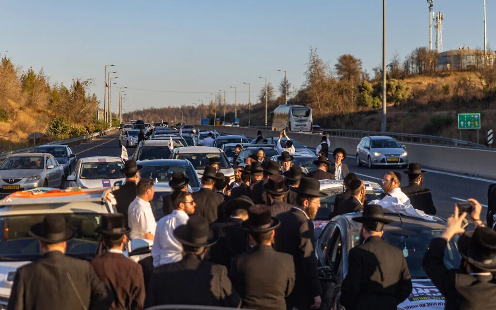 Haredi convoys spark clashes, traffic chaos; most protesters fail to reach IDF prison