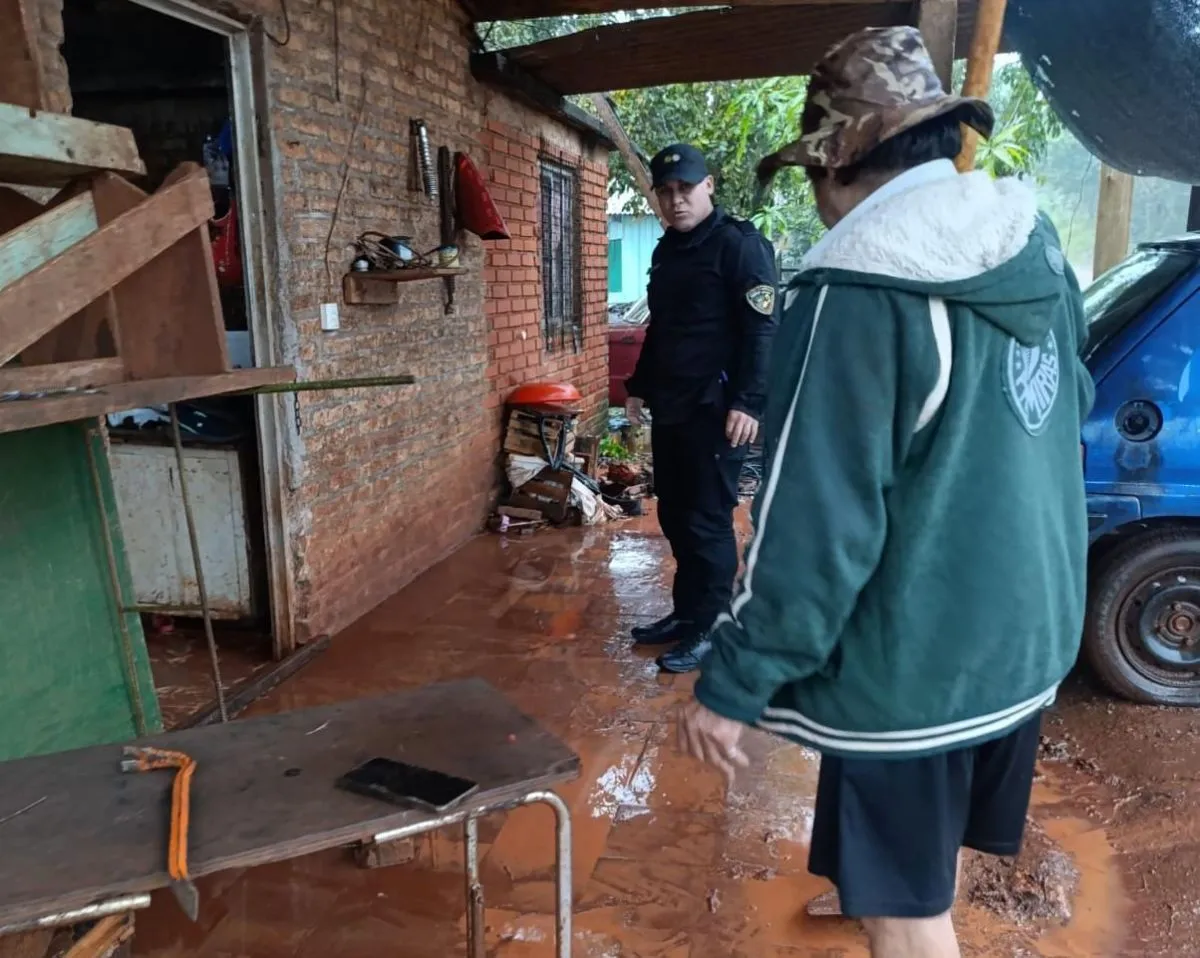 Una familia asistida por inundación en Jardín América