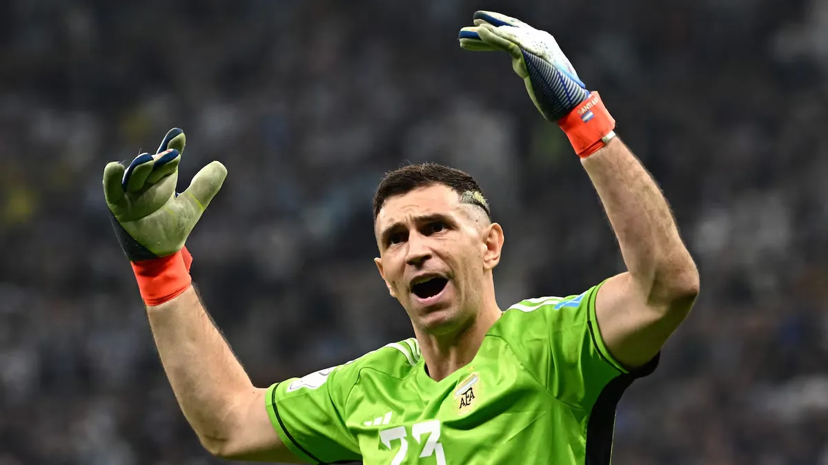 Juventus avanza por el Dibu Martínez: la oferta millonaria que evalúa Aston Villa
