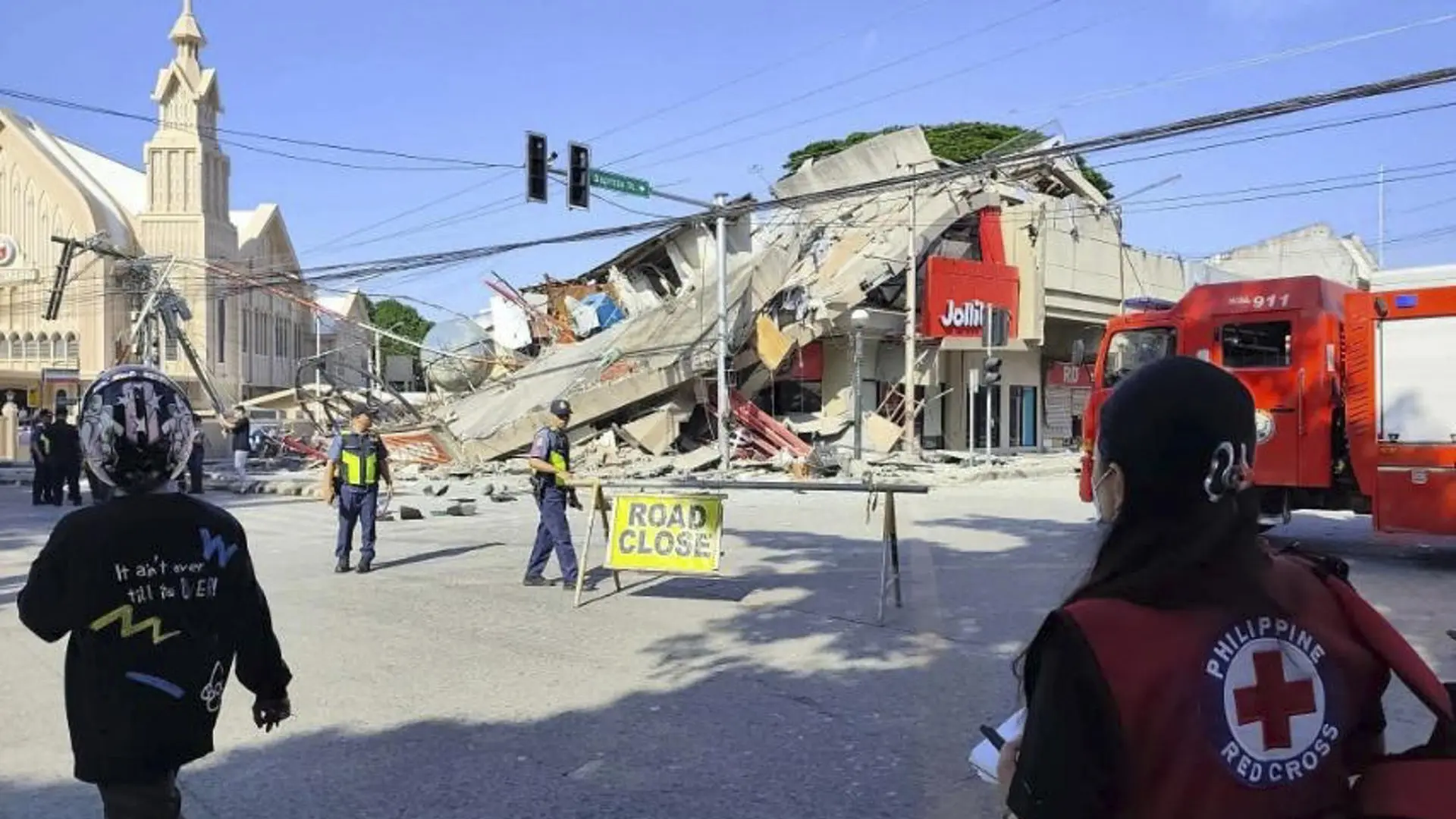 Escuelas derrumbadas, niños huyendo... Las impactantes imágenes del terremoto de Filipinas