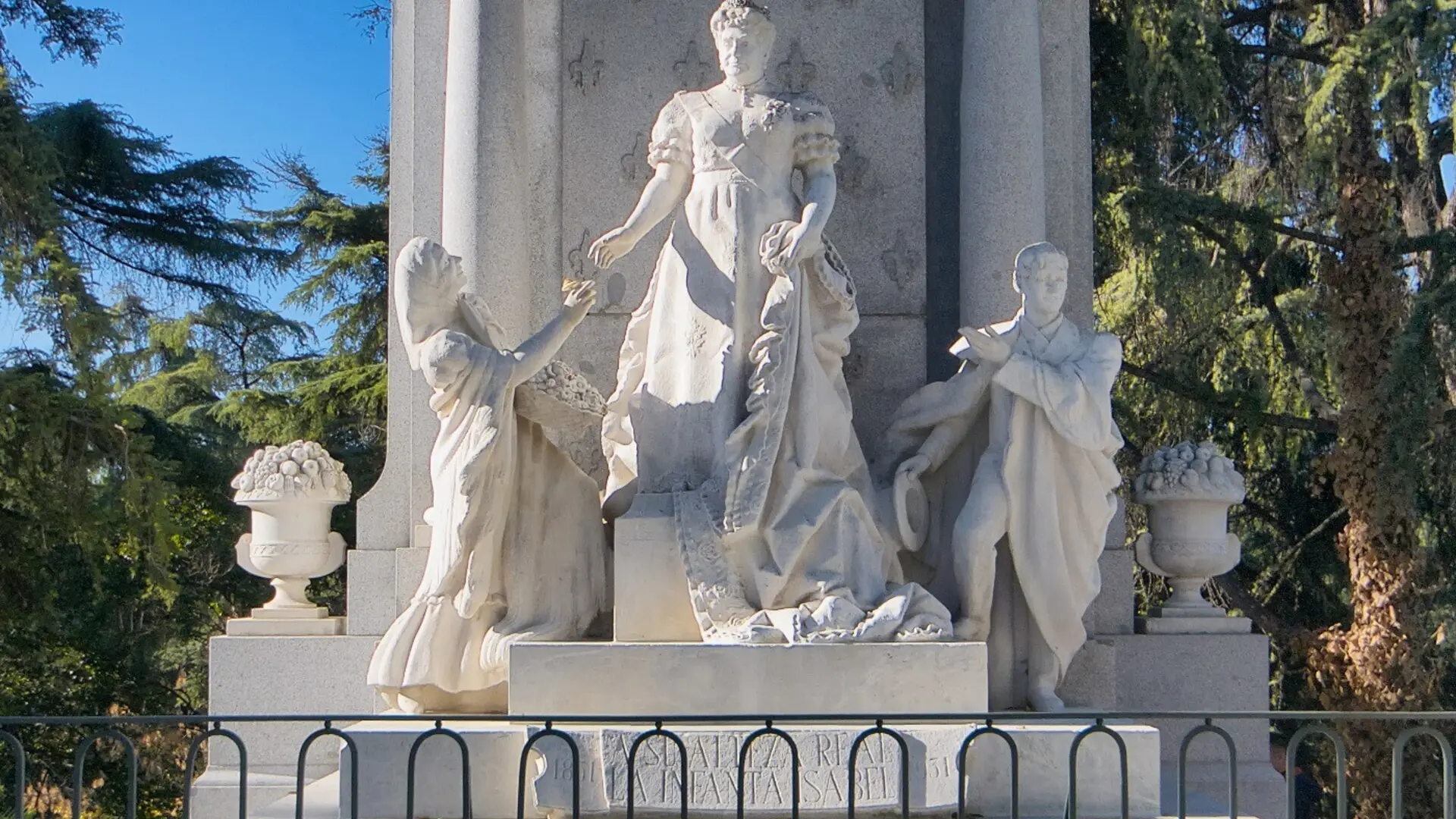 El monumento dedicado a La Chata en Madrid aparece vandalizado con pintadas y un brazo fracturado