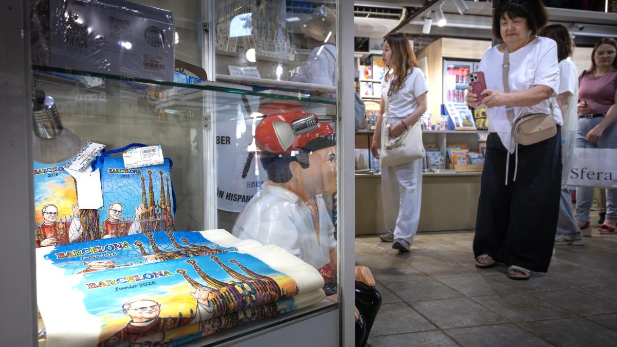 La tote bag de León XIV se perfila como el souvenir estrella de su visita a Barcelona