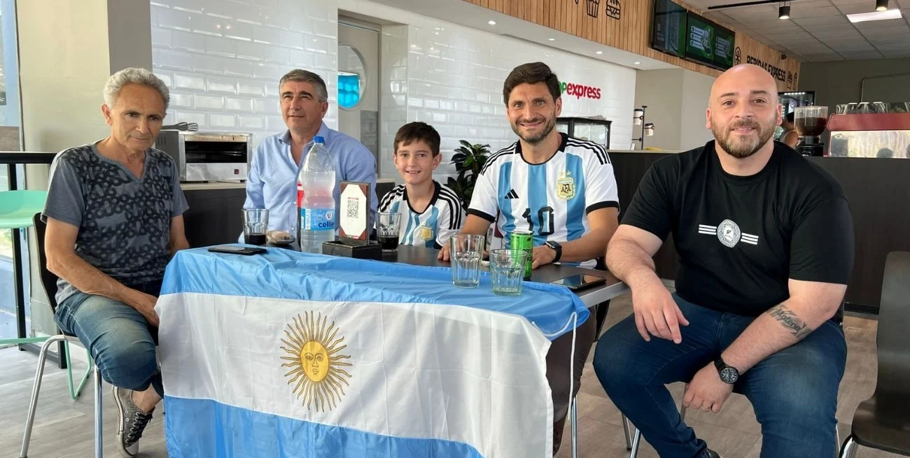 Pullaro miró el partido de la Selección Argentina en una estación de servicio de Nelson