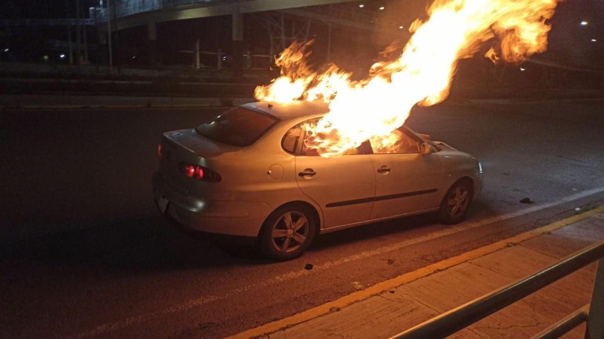 Hallan cuerpo calcinado dentro de automóvil incendiado en Puebla