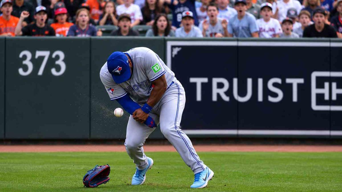 ¡Insólito! Un aficionado lesiona a Jesús Sánchez al lanzarle una pelota desde la tribuna