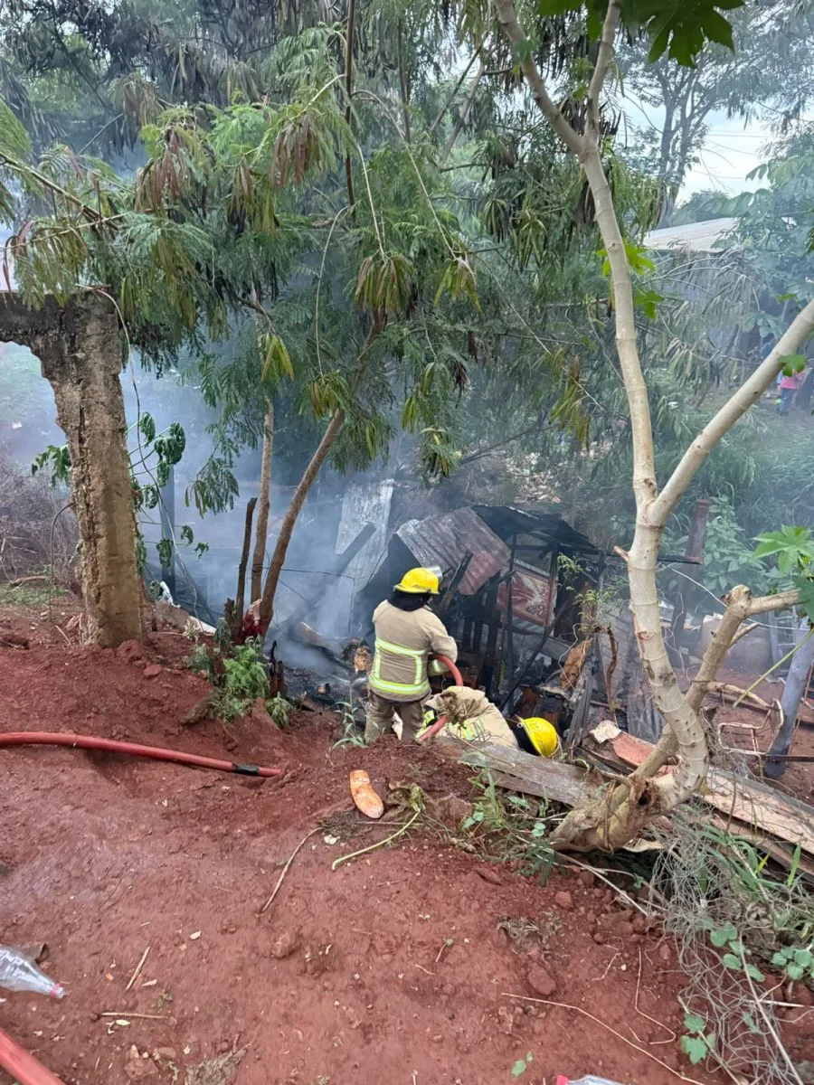 Voraz incendio consumió una vivienda en el barrio Unión de Iguazú y dejó pérdidas totales