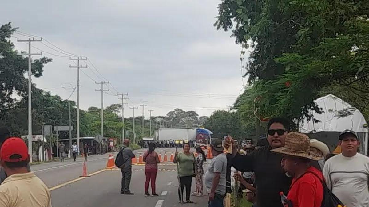 Pobladores de Oaxaca bloquean carretera federal por falta de luz