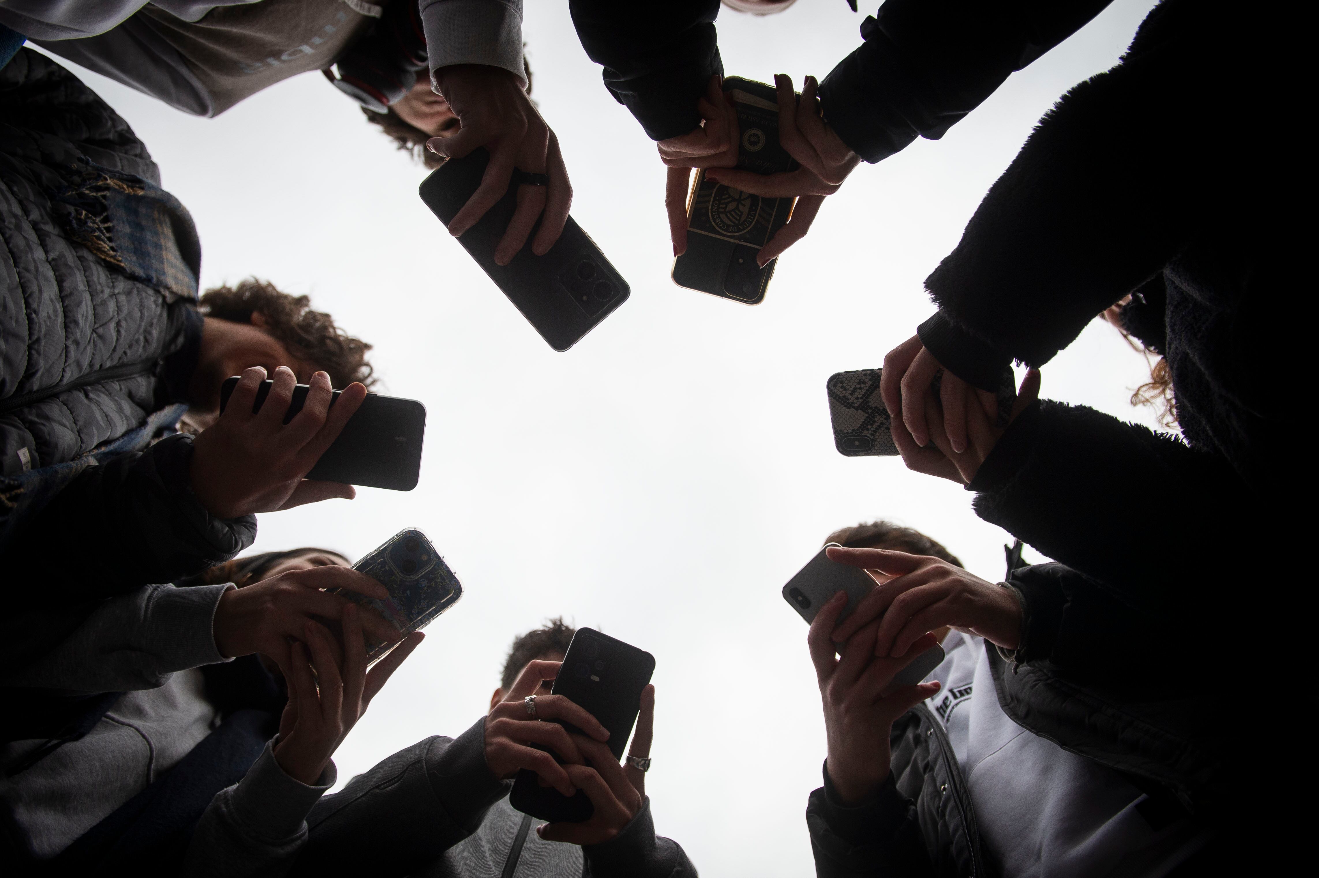 Así mantienen las redes sociales enganchados a los alumnos: Notificaciones en horario escolar y adolescentes a sueldo