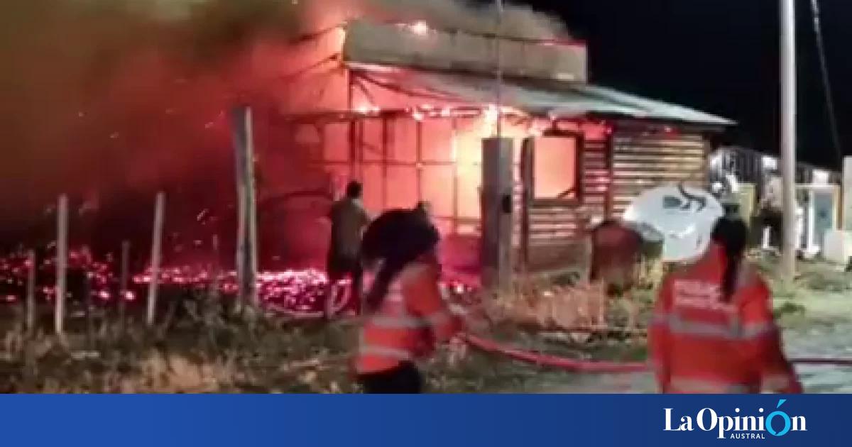 Voraz incendio destruyó una vivienda en 28 de Noviembre en medio de intensas ráfagas de viento