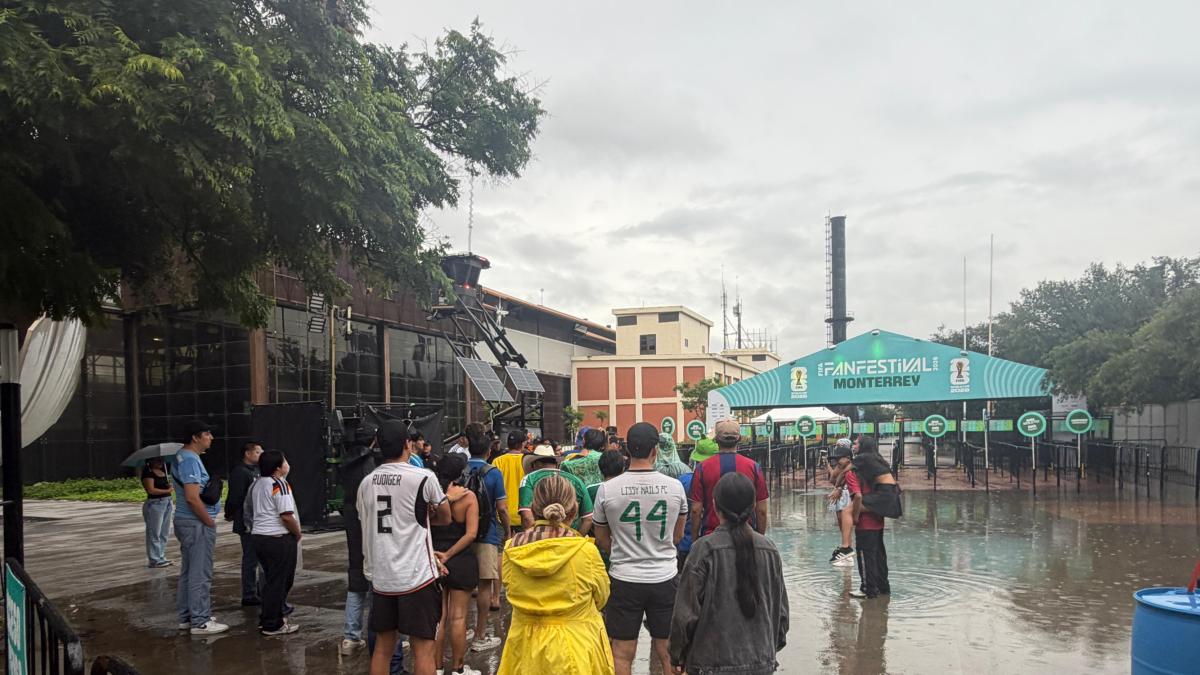 La lluvia detiene la fiesta mundialista en Monterrey