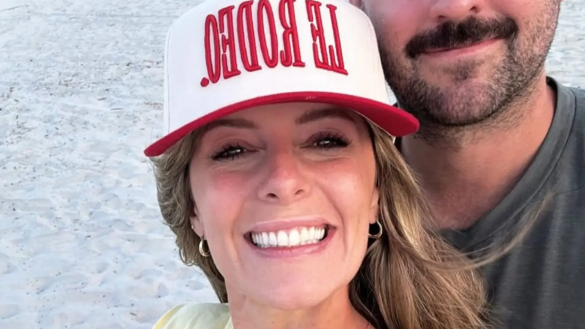 Muere la 'influencer' Carly Douglas, madre de tres hijos, de un cáncer fulminante: "Estamos destrozados"