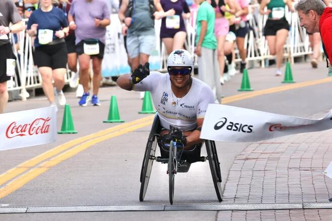 Francisco Sanclemente hace historia en Estados Unidos: tricampeón de la Grandma's Marathon